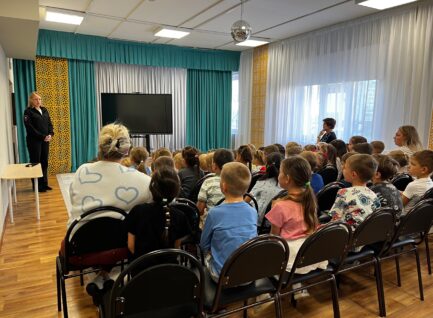 “Инспекторы ГИБДД  в гостях у дошколят”